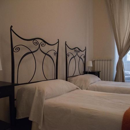 Beautiful And Spacious Apartment Next To Termini 10 Minutes From Coliseum Bagian luar foto