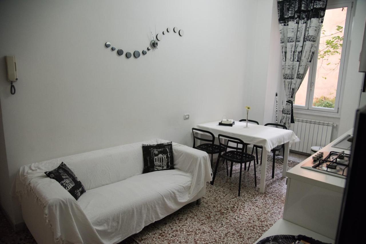 Beautiful And Spacious Apartment Next To Termini 10 Minutes From Coliseum Bagian luar foto